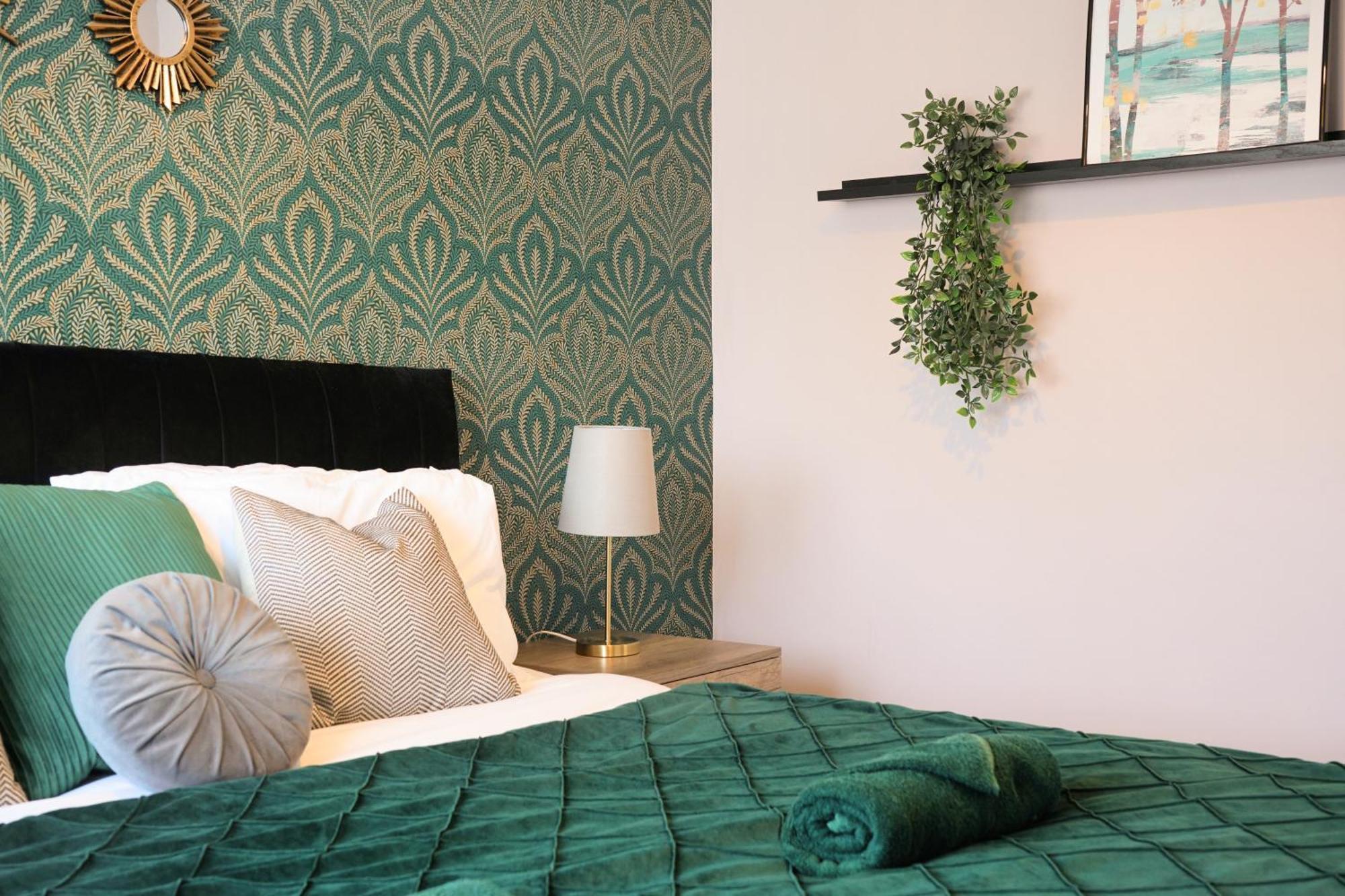 Cosy Corner In Aylesbury Near Stoke Mandeville Hospital & Town Centre With Private Parking Bagian luar foto