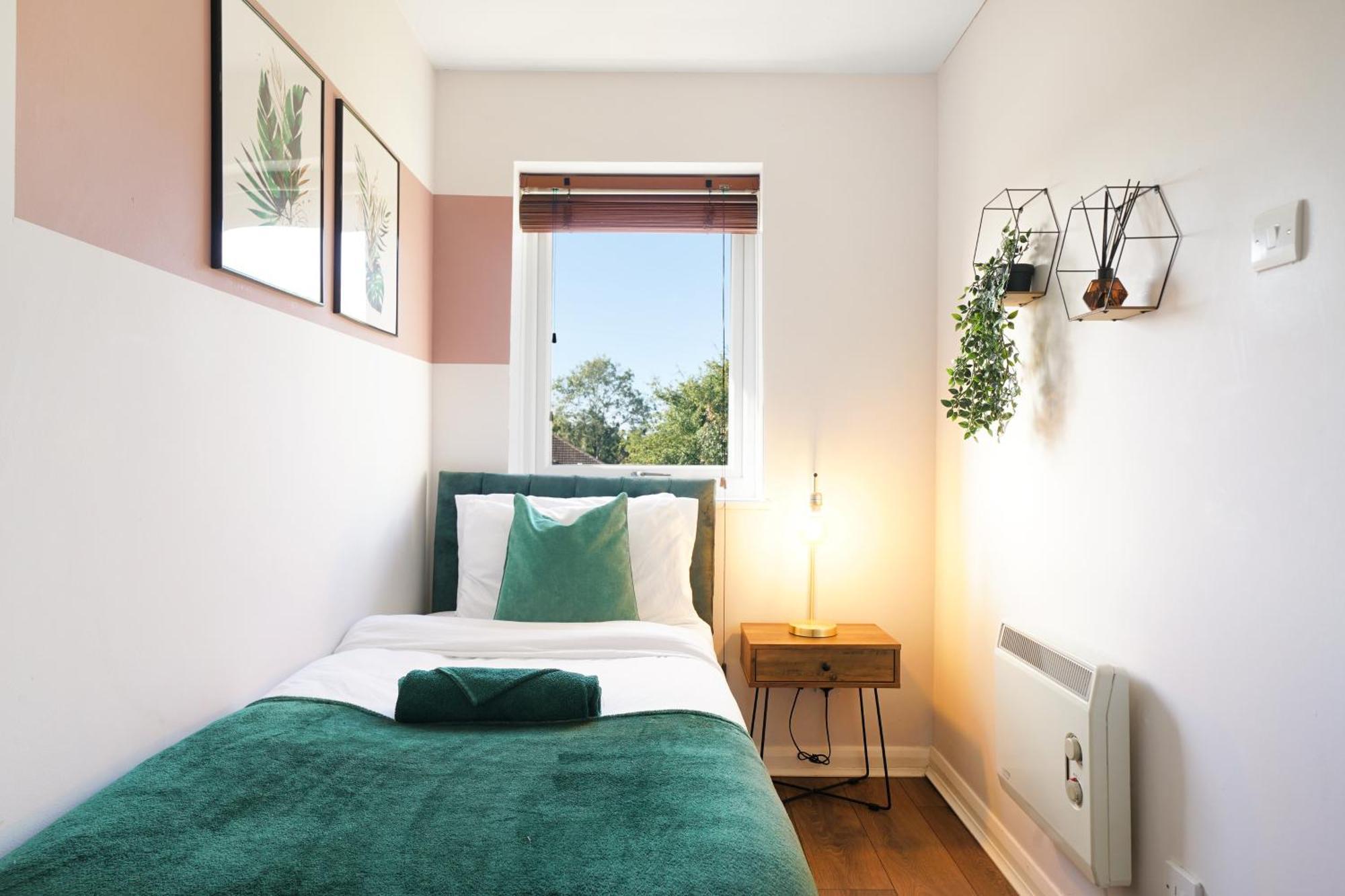 Cosy Corner In Aylesbury Near Stoke Mandeville Hospital & Town Centre With Private Parking Bagian luar foto