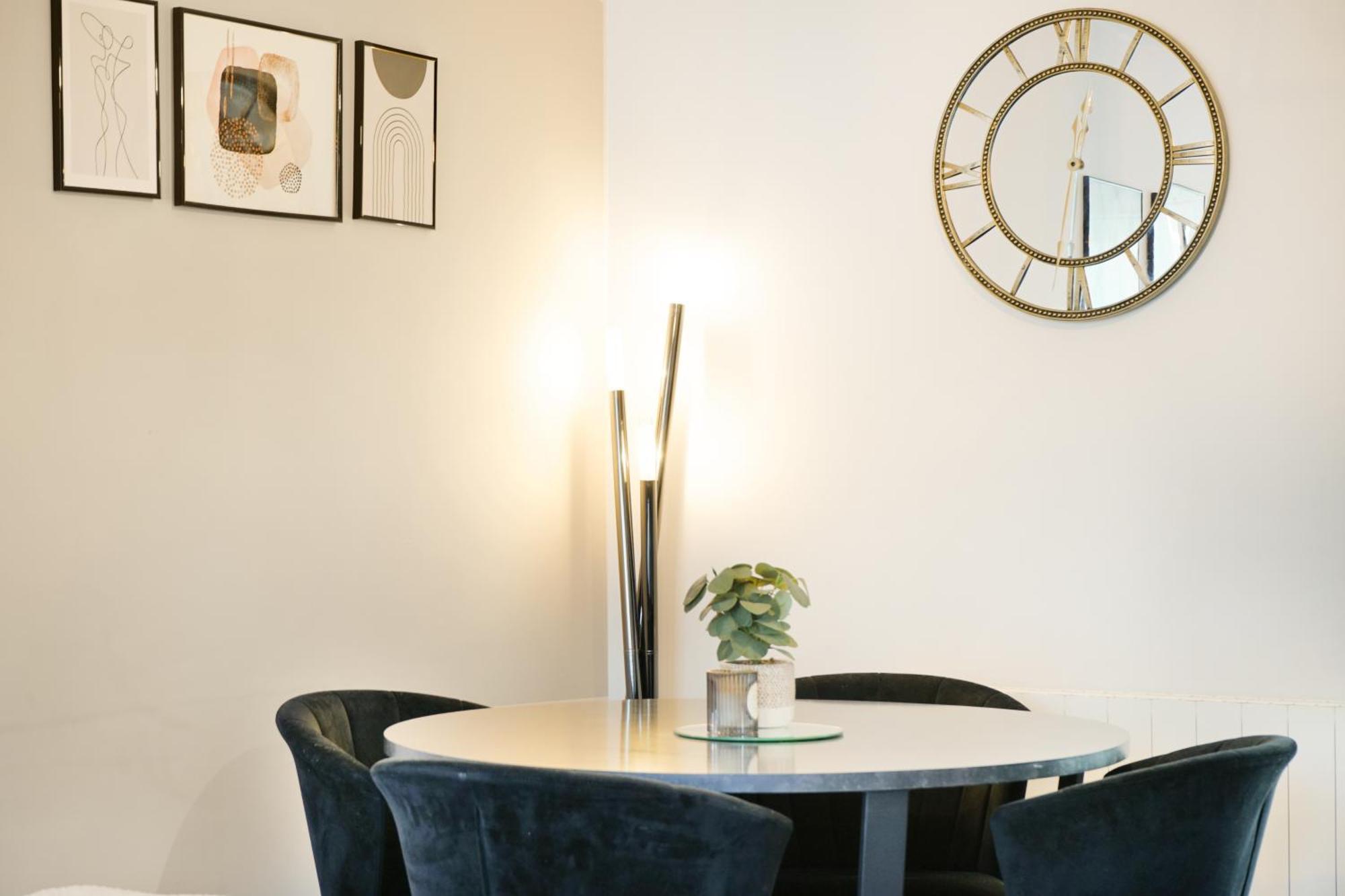 Cosy Corner In Aylesbury Near Stoke Mandeville Hospital & Town Centre With Private Parking Bagian luar foto