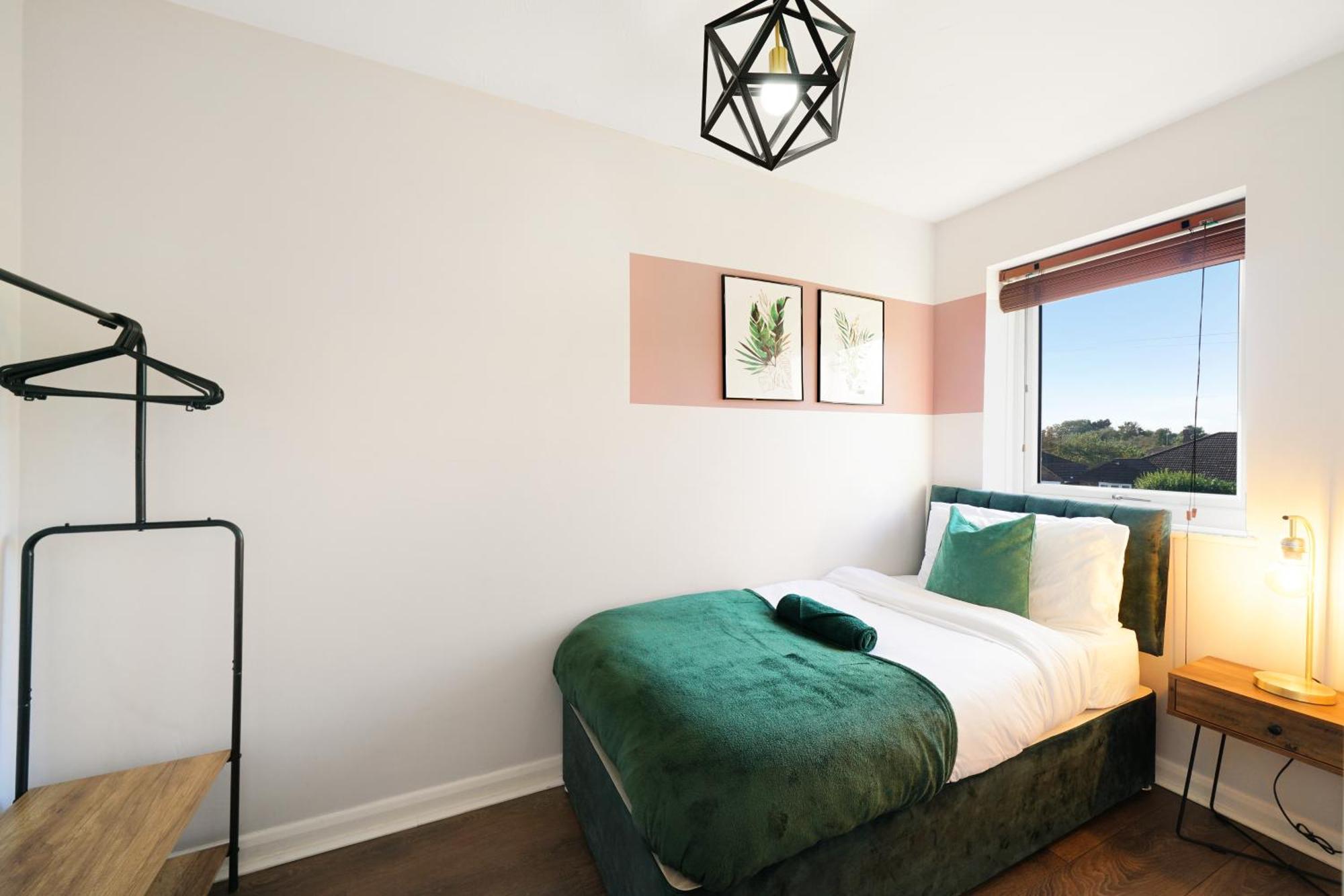 Cosy Corner In Aylesbury Near Stoke Mandeville Hospital & Town Centre With Private Parking Bagian luar foto