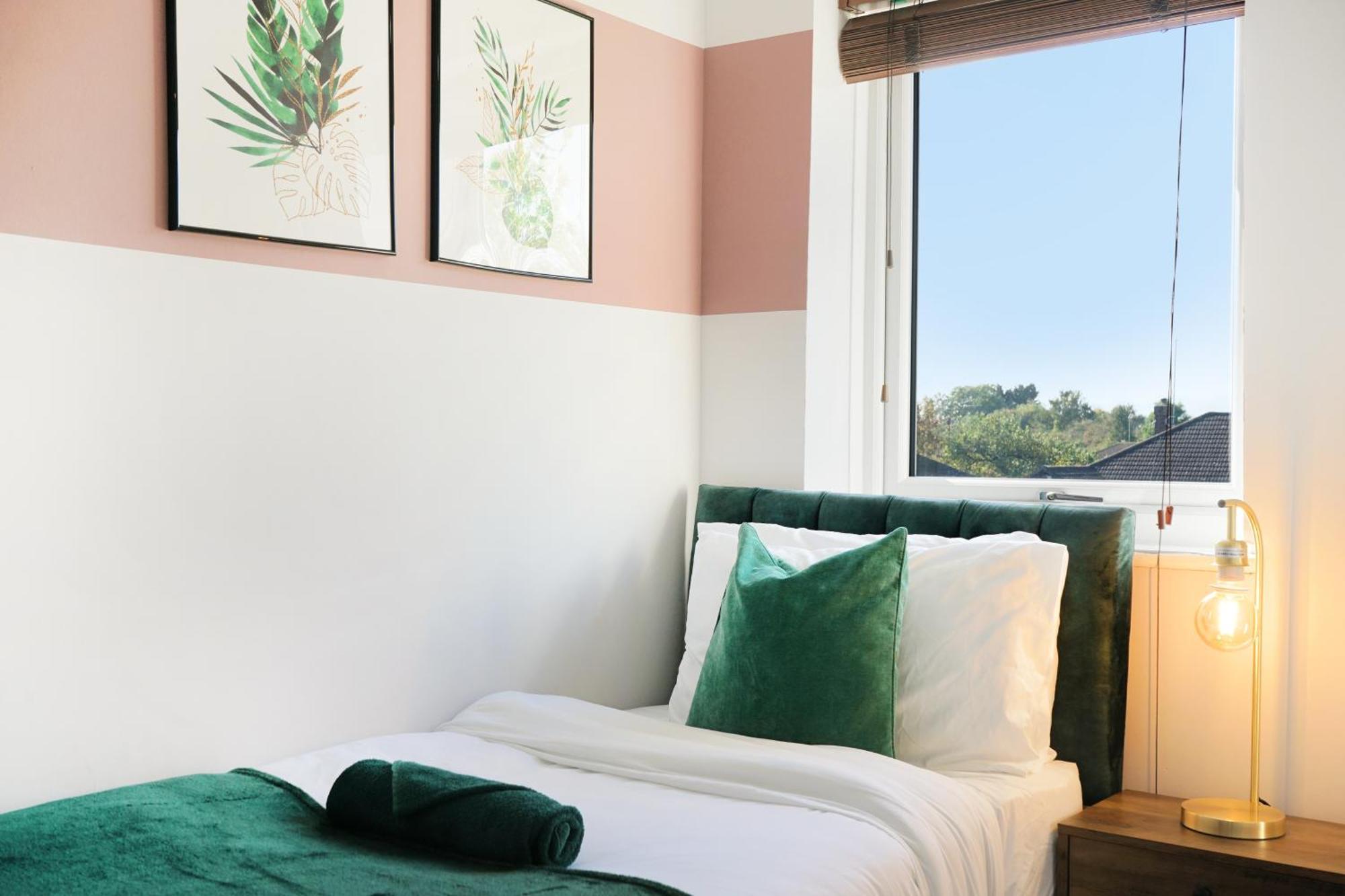 Cosy Corner In Aylesbury Near Stoke Mandeville Hospital & Town Centre With Private Parking Bagian luar foto